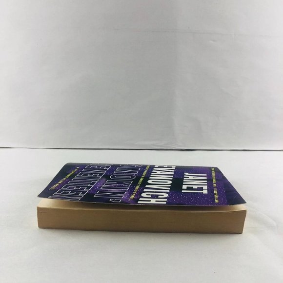 Smokin' Seventeen By Janet Evanovich Fiction Medium Paperback Book - Picture 6 of 8